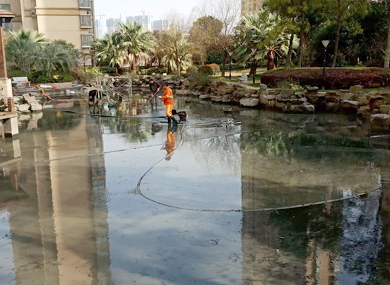 康乐景观池淤泥清理