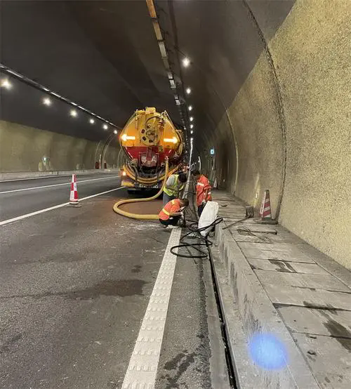 康乐隧道排水渠清淤